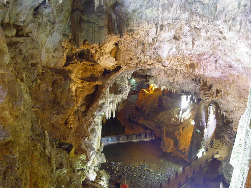 Existem inmeras passarelas dentro da caverna
